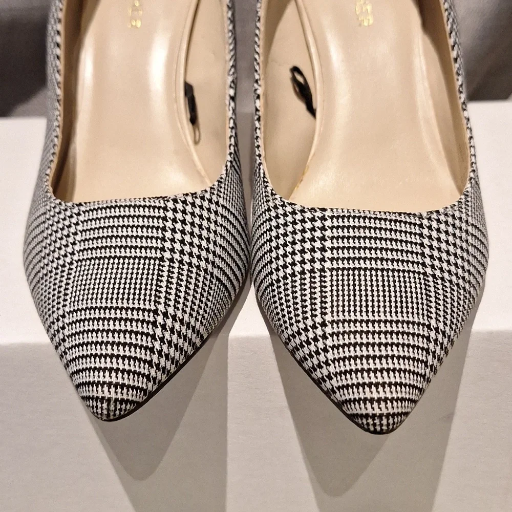Marc Fisher Darren Black And White Hounds Tooth Pointy Toe Pump Size 7 M